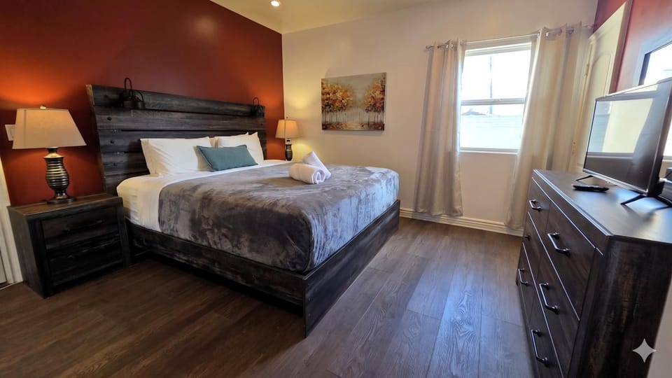 Bed, TV and multimedia, Kitchen or kitchenette, Photo of the whole room, Bedroom