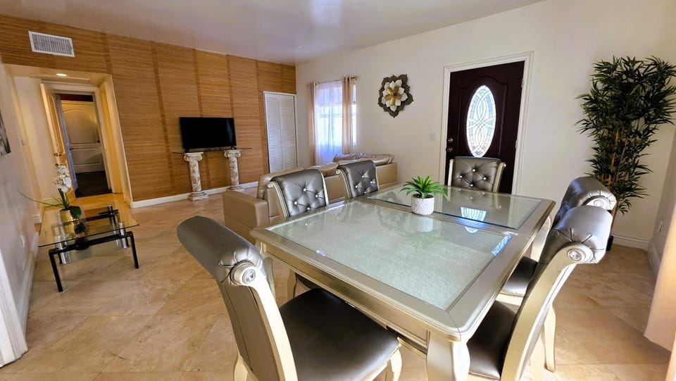 TV and multimedia, Living room, Seating area, Dining area, Evening entertainment, air conditioner