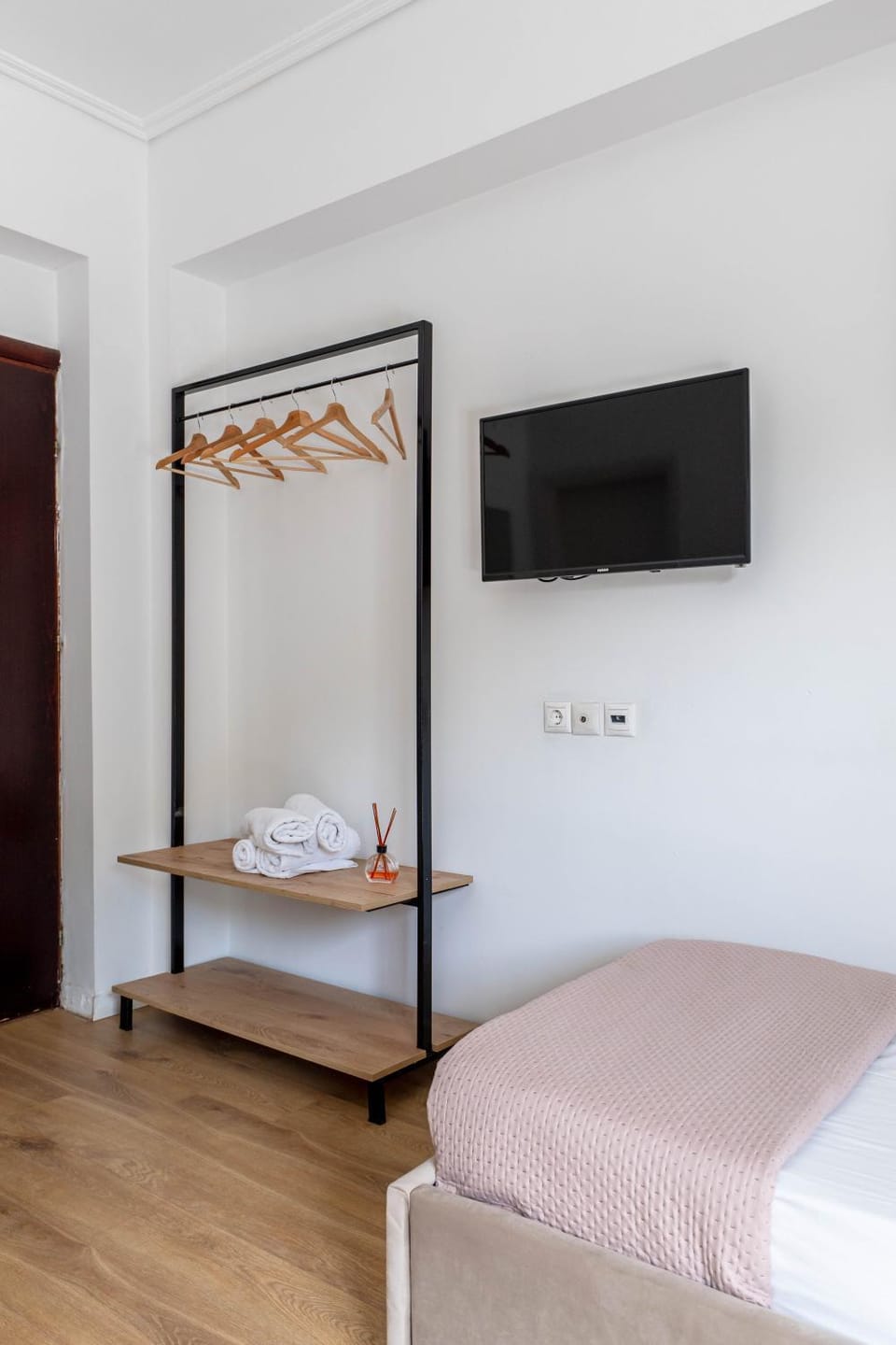 Bed, TV and multimedia, Photo of the whole room, Bedroom, towels, wardrobe