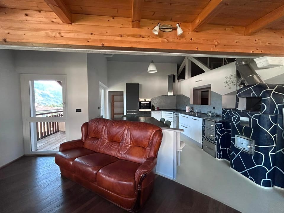 Kitchen or kitchenette, Living room, Seating area, Dining area, kitchen