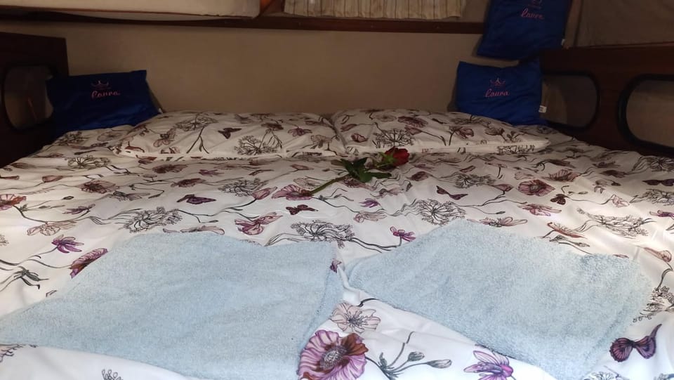 Nocleg na jachcie Princess Laura w Świnoujściu Gratis dwa rowery rejs po morzu jako opcja Docked boat in Swinoujscie