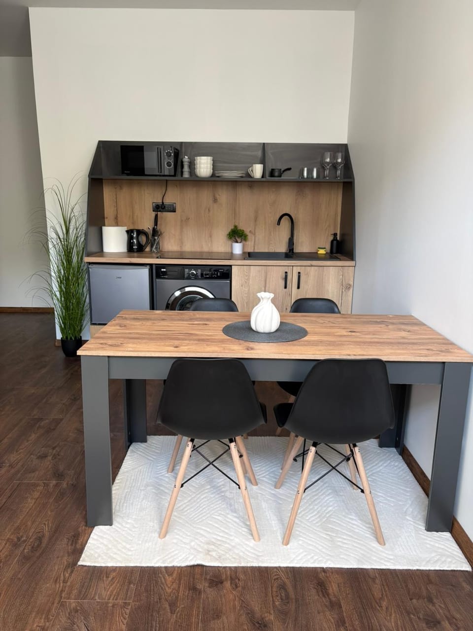Kitchen or kitchenette, Dining area