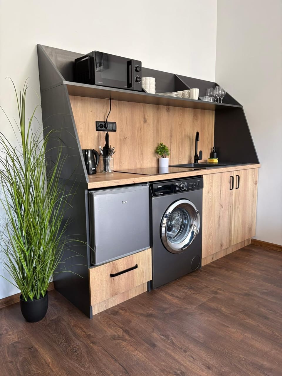 Kitchen or kitchenette, minibar, washing machine