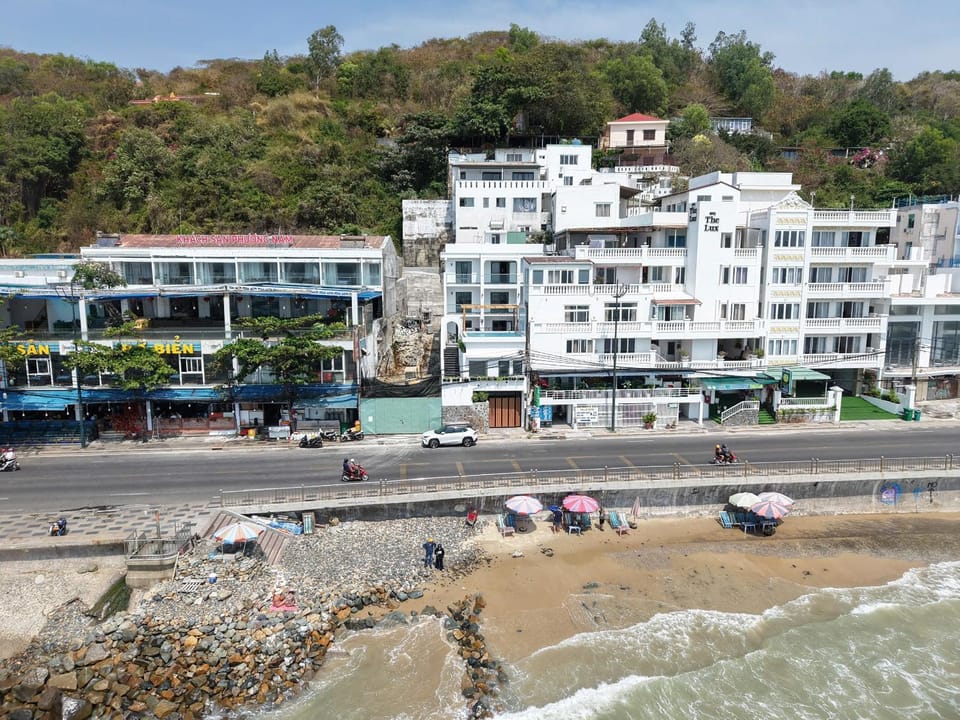 Property building, Nearby landmark, Day, Neighbourhood, Natural landscape, Bird's eye view, Garden, Sauna, Kitchen or kitchenette, Beach, City view, Mountain view, Sea view, Street view, Location, Parking