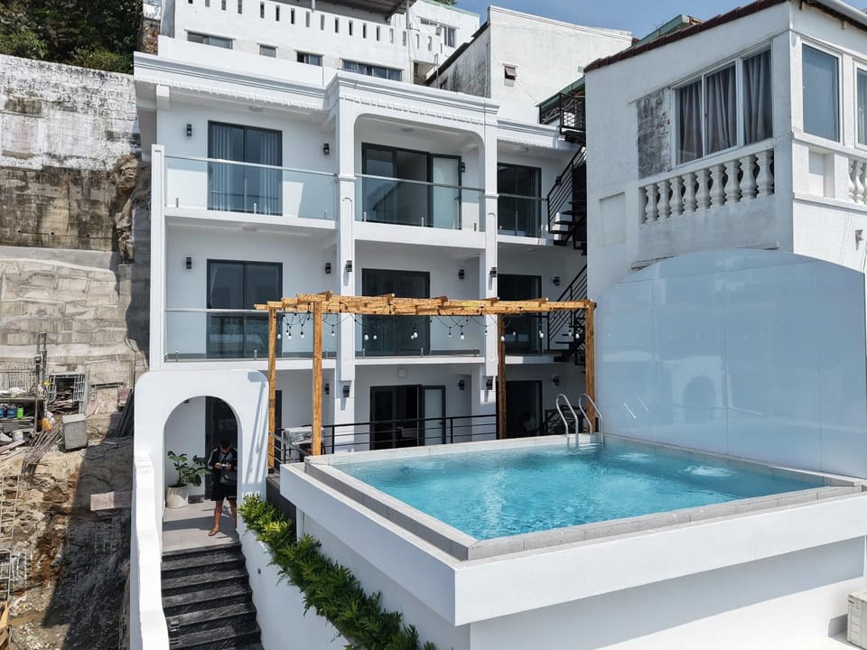 Property building, Patio, Communal lounge/ TV room, Day, Natural landscape, Garden, Hot Tub, View (from property/room), Balcony/Terrace, Kitchen or kitchenette, Pool view, Swimming pool, sunbed
