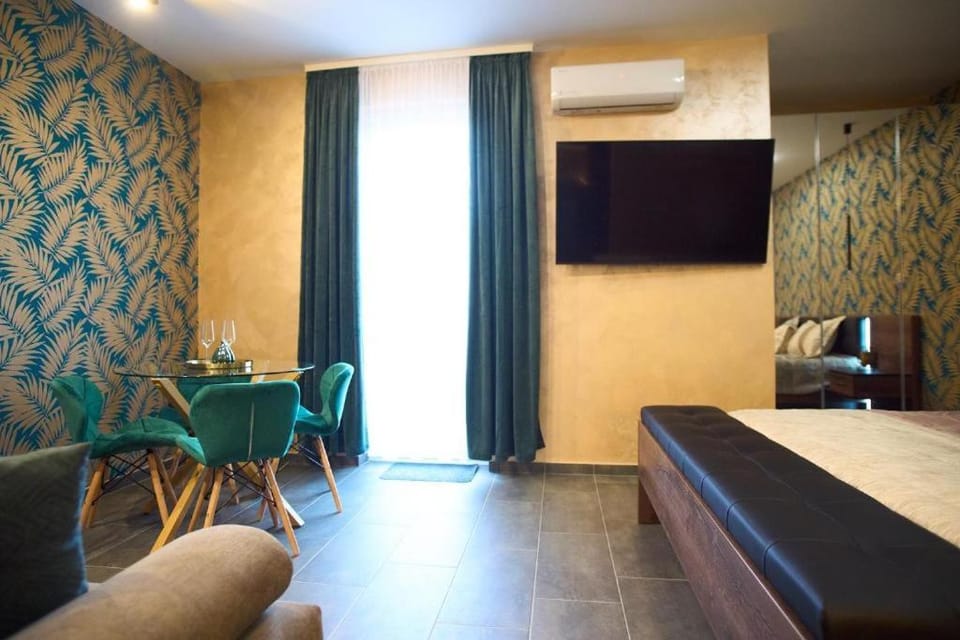 Bed, TV and multimedia, Living room, Photo of the whole room, Bedroom, air conditioner