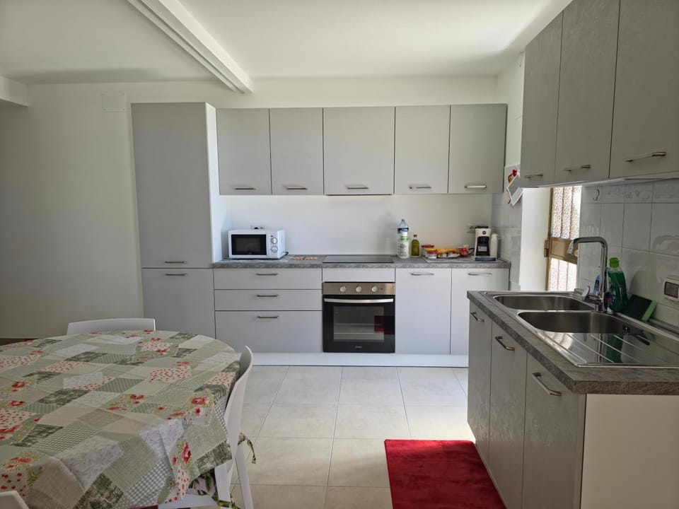 Coffee/tea facilities, Kitchen or kitchenette, oven, stove