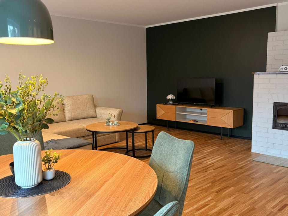 Communal lounge/ TV room, TV and multimedia, Living room