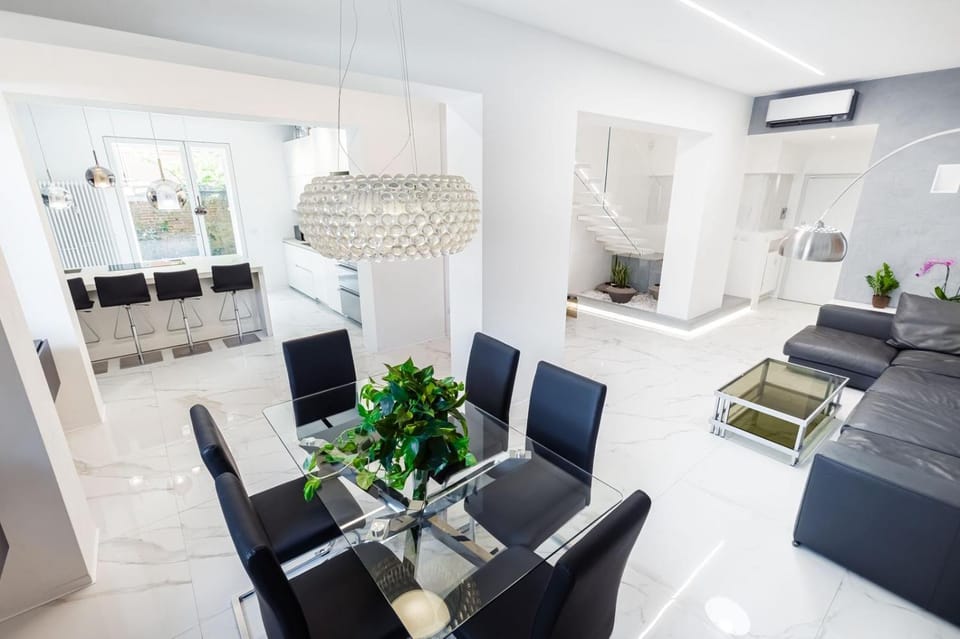 TV and multimedia, Living room, Seating area, Dining area, air conditioner