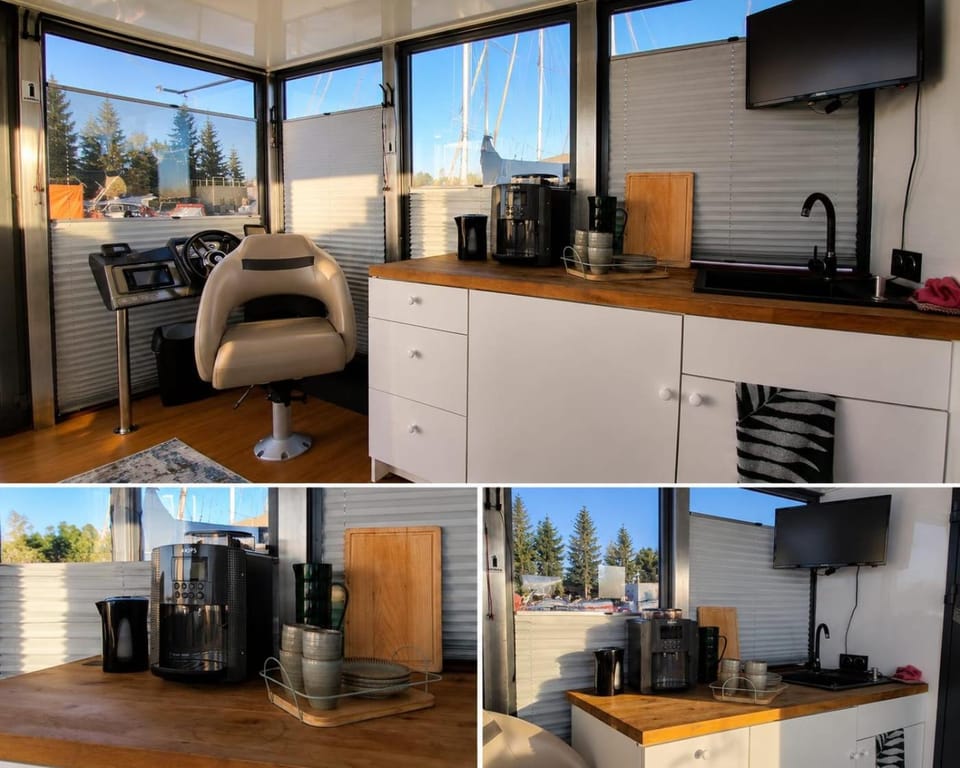 Coffee/tea facilities, Kitchen or kitchenette, Dining area, oven, stove