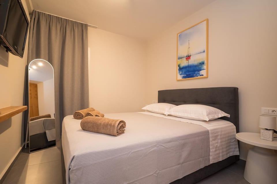 Bedroom, towels