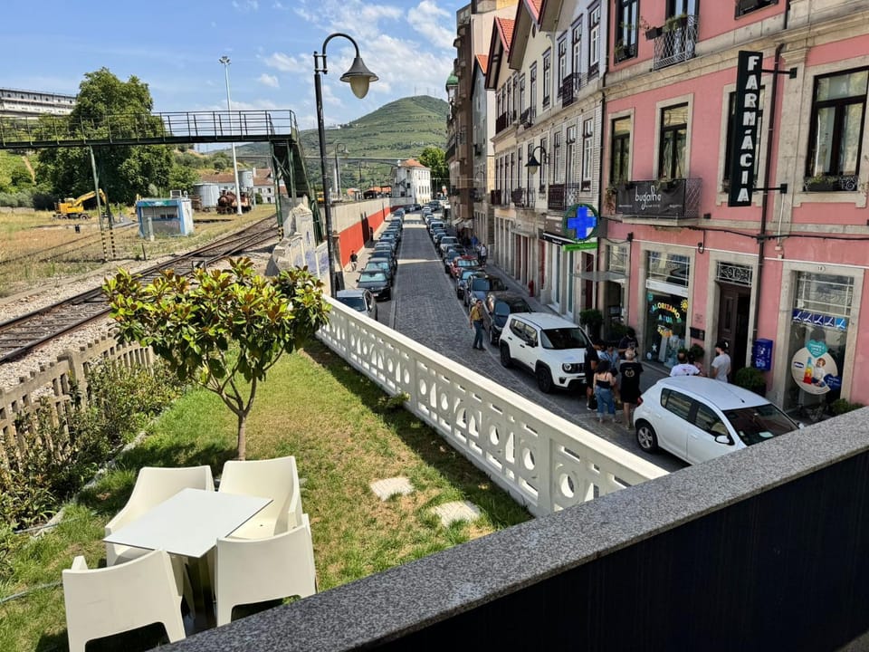 City view, Street view, Location