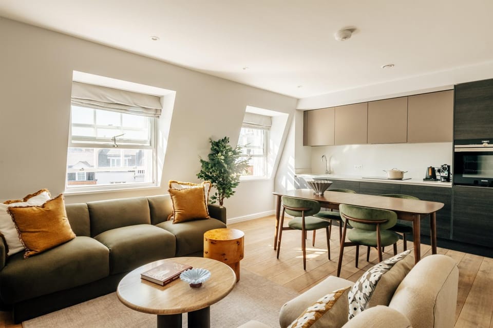 Kitchen or kitchenette, Living room, Seating area, Dining area