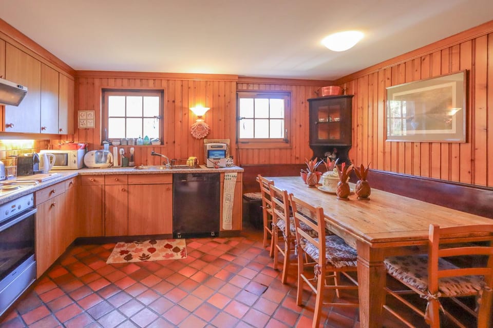 Dining area, kitchen