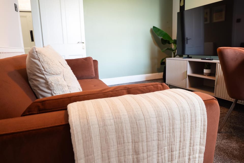 Central Altrincham, Sleeps 6, 5 min walk to Metro & Town Centre House in Moss Lane