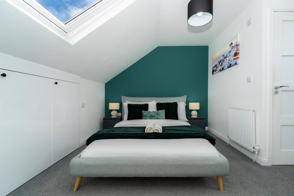 Spacious 4Bed House, 3 Baths, Parking, Sleeps 7 House in Edinburgh