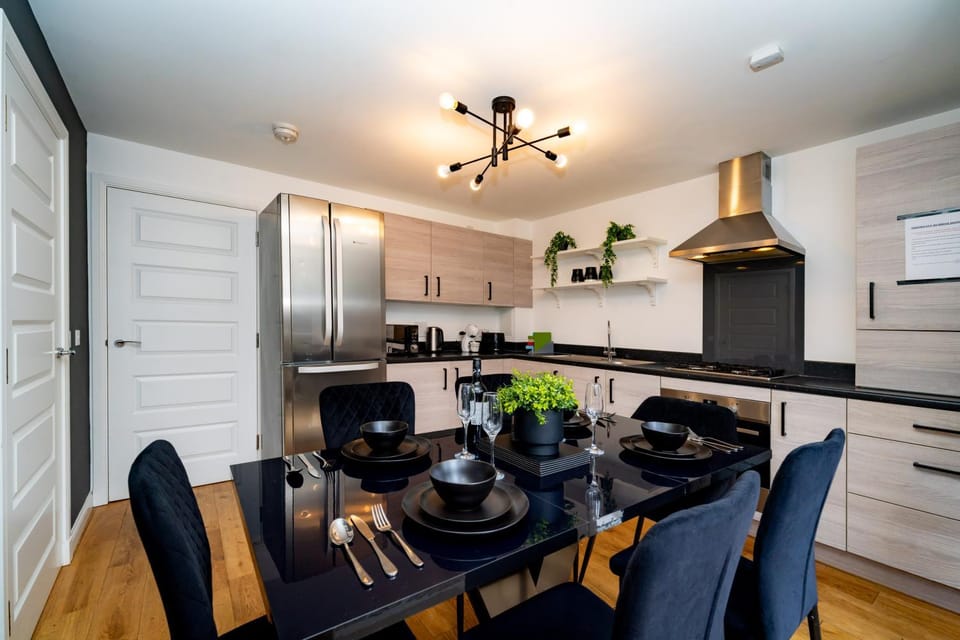 Spacious 4Bed House, 3 Baths, Parking, Sleeps 7 House in Edinburgh