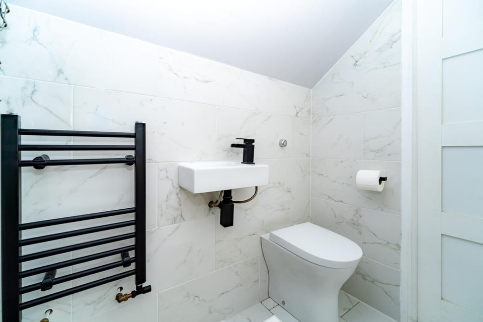 Spacious 4Bed House, 3 Baths, Parking, Sleeps 7 House in Edinburgh