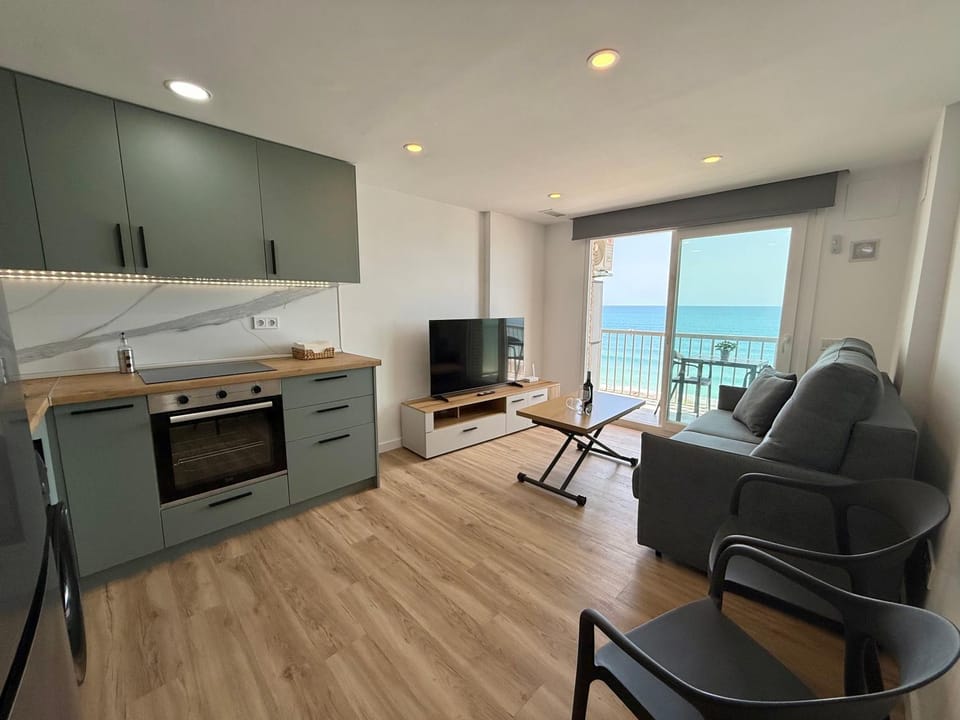 TV and multimedia, View (from property/room), Balcony/Terrace, Living room, Sea view, stove