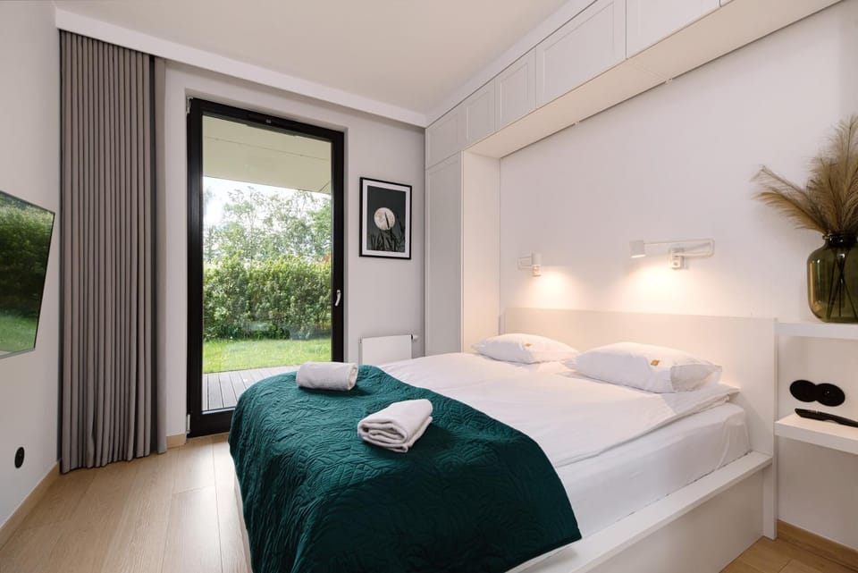 Bed, TV and multimedia, Photo of the whole room, Bedroom, towels