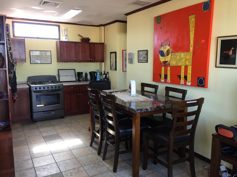 Kitchen or kitchenette, Food and drinks, Dining area