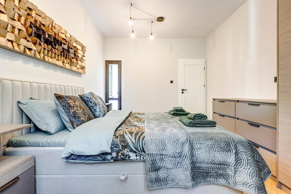 Bed, Decorative detail, Bedroom, storage