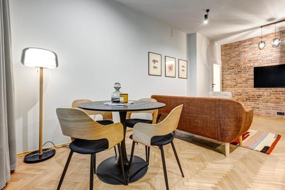 TV and multimedia, Living room, Decorative detail, Seating area, Dining area