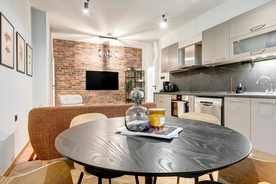 TV and multimedia, Kitchen or kitchenette, Living room, Decorative detail, Dining area
