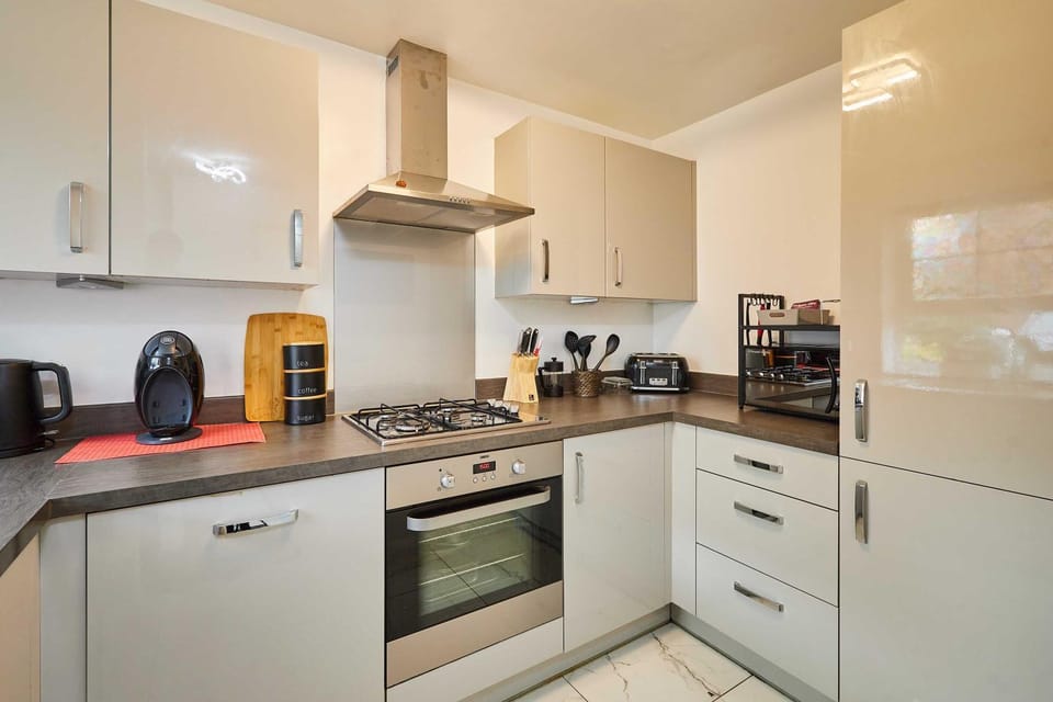 Coffee/tea facilities, Kitchen or kitchenette, oven, stove, toaster