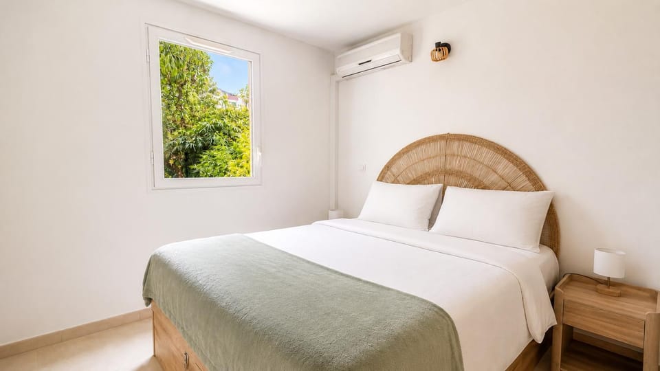 Bed, Photo of the whole room, Bedroom, air conditioner