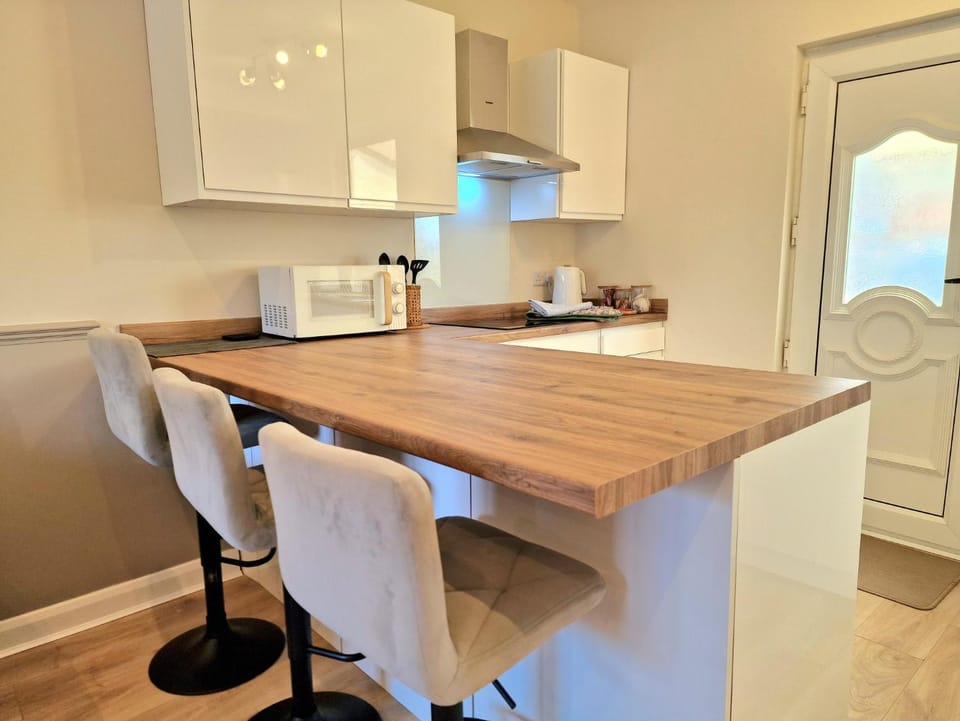 Coffee/tea facilities, Kitchen or kitchenette, Dining area, stove
