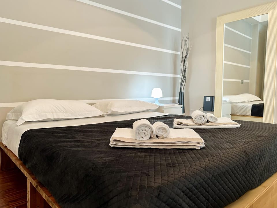 Bed, Bedroom, towels
