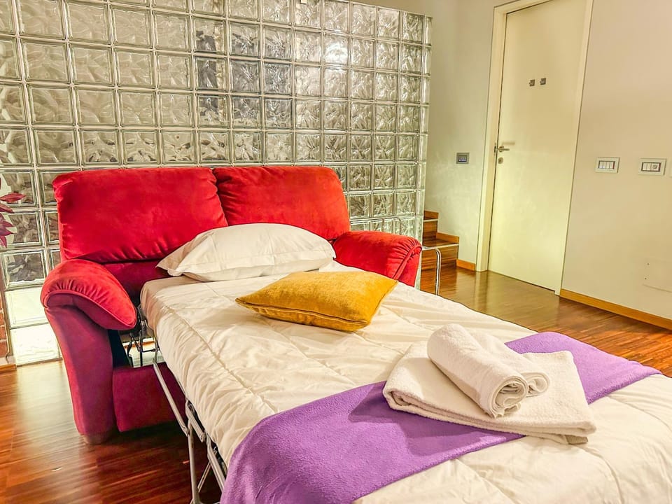Bed, Living room, Bedroom, towels