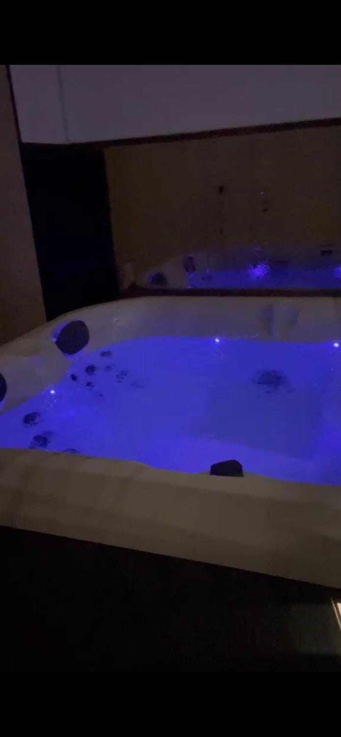 Hot Tub, Swimming pool