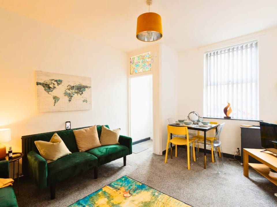 Modern 2BR Widnes Home Near Liverpool & Manchester, Sleeps 5, WiFi & Garden, Long Stay Accommodation House in Widnes
