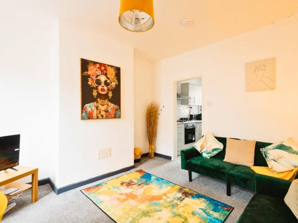 Modern 2BR Widnes Home Near Liverpool & Manchester, Sleeps 5, WiFi & Garden, Long Stay Accommodation House in Widnes