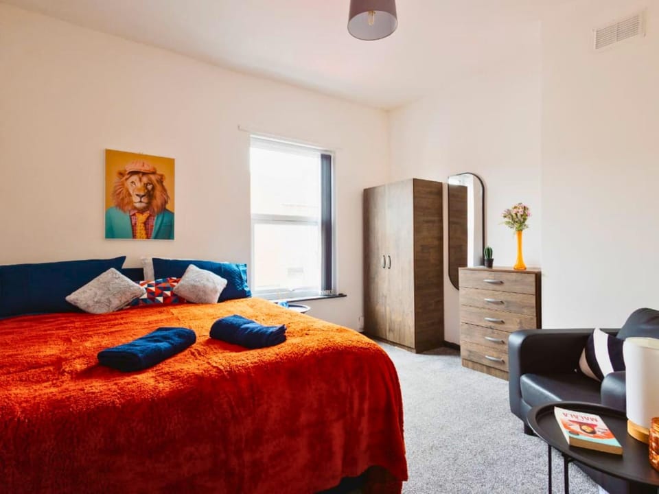 Modern 2BR Widnes Home Near Liverpool & Manchester, Sleeps 5, WiFi & Garden, Long Stay Accommodation House in Widnes