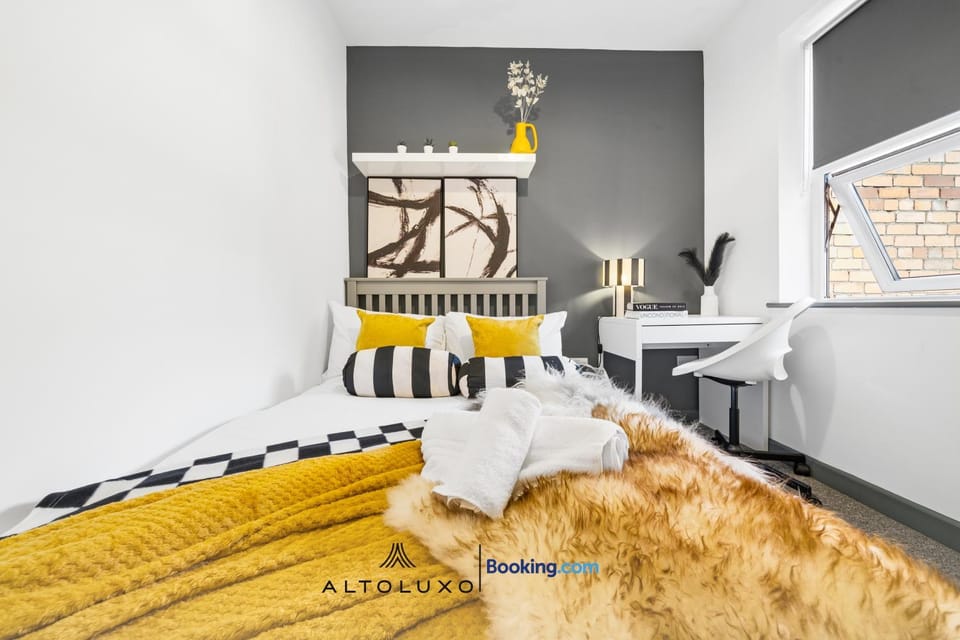 Inviting Deluxe Home Ideal for Group Family Stays by AltoLuxo House in Bristol