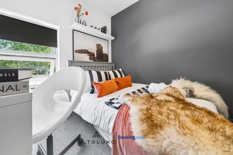 Inviting Deluxe Home Ideal for Group Family Stays by AltoLuxo House in Bristol
