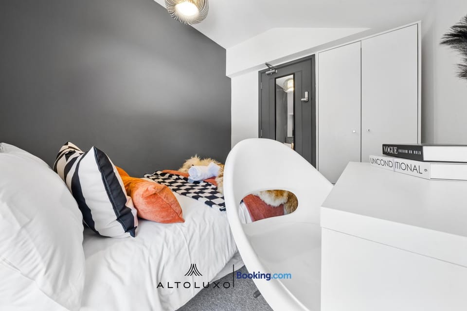 Inviting Deluxe Home Ideal for Group Family Stays by AltoLuxo House in Bristol