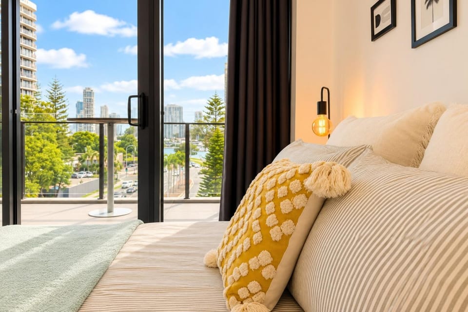 Bright Surfers Paradise Beachside Retreat Apartment in Surfers Paradise