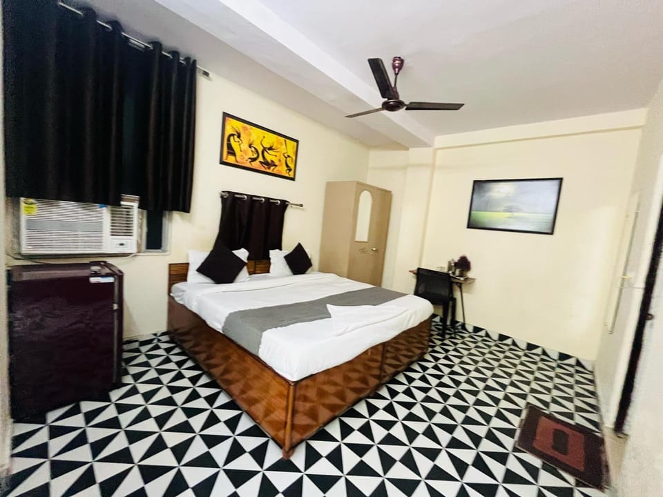 Bed, TV and multimedia, Photo of the whole room, Bedroom, fireplace, hair dresser, air conditioner