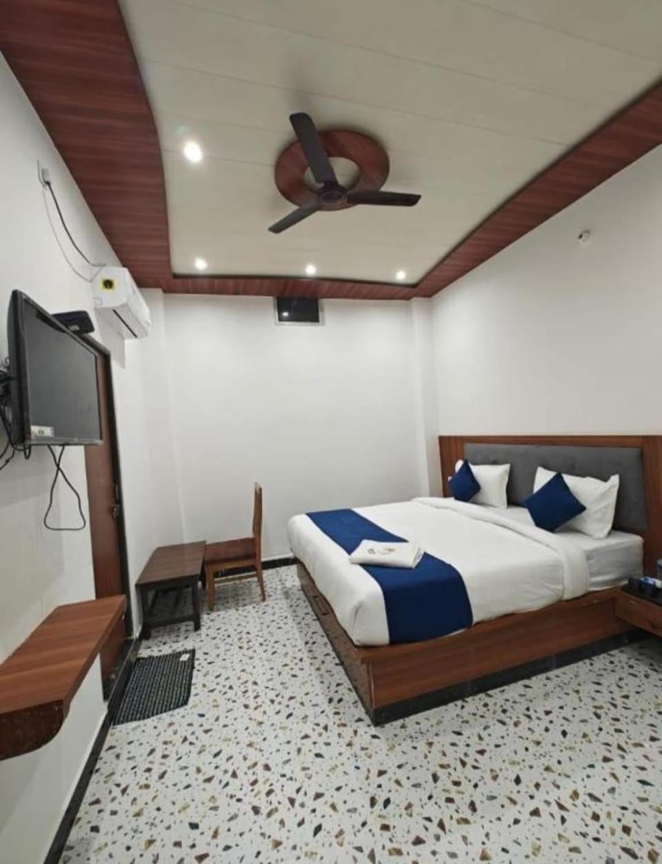 Communal lounge/ TV room, Bed, TV and multimedia, Photo of the whole room, Evening entertainment, Bedroom, fireplace, air conditioner