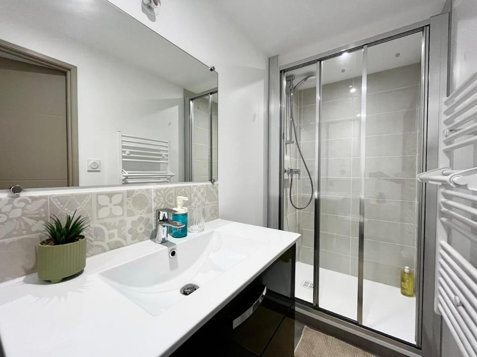 Shower, Toilet, Bathroom
