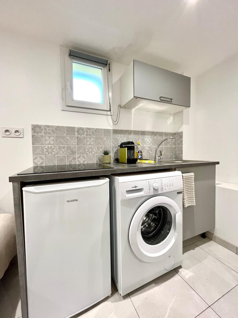 Coffee/tea facilities, heating, microwave, stove, toaster, washing machine, kitchen