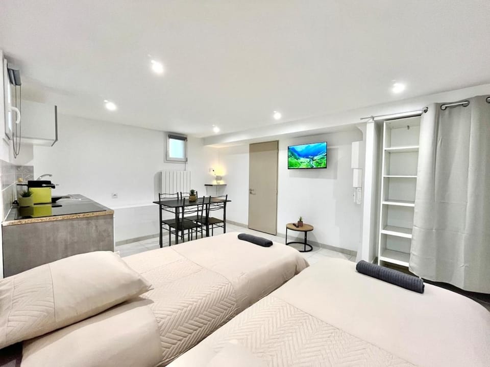 Bed, TV and multimedia, Photo of the whole room, Dining area, heating, storage, towels, kitchen