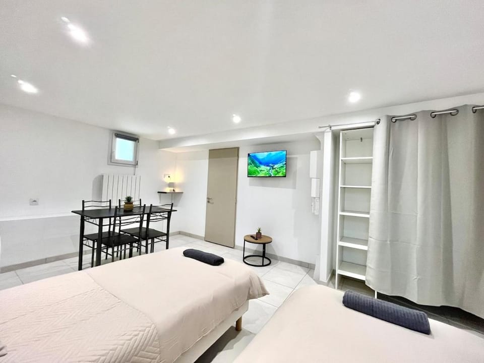 TV and multimedia, Photo of the whole room, Dining area, heating, storage