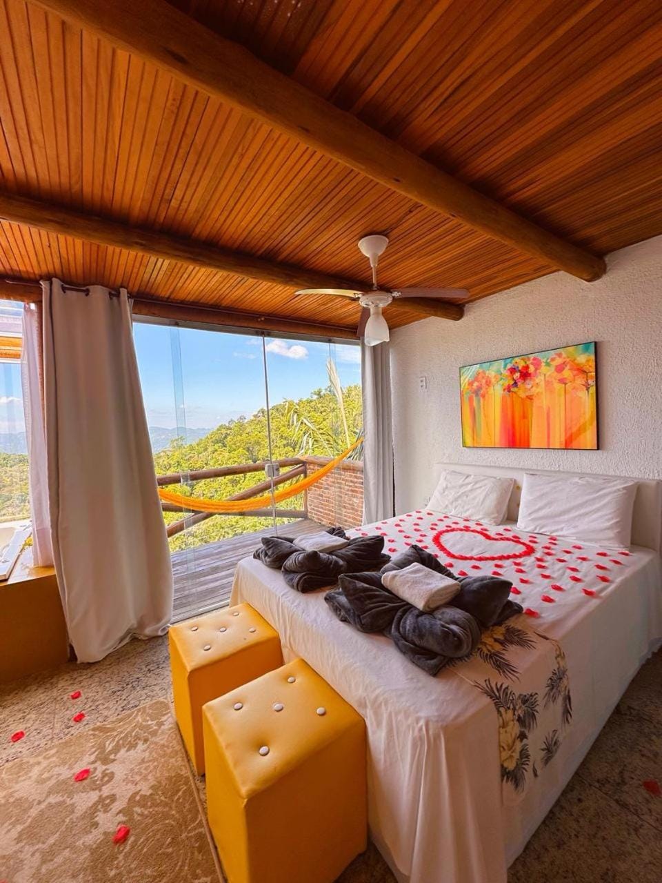 Bed, Photo of the whole room, towels