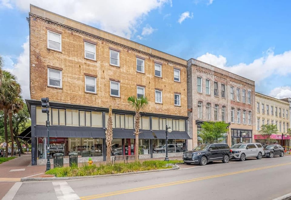 Blue Belle on Broughton-Luxury 2 Bed 1 Bath Condo House in Savannah