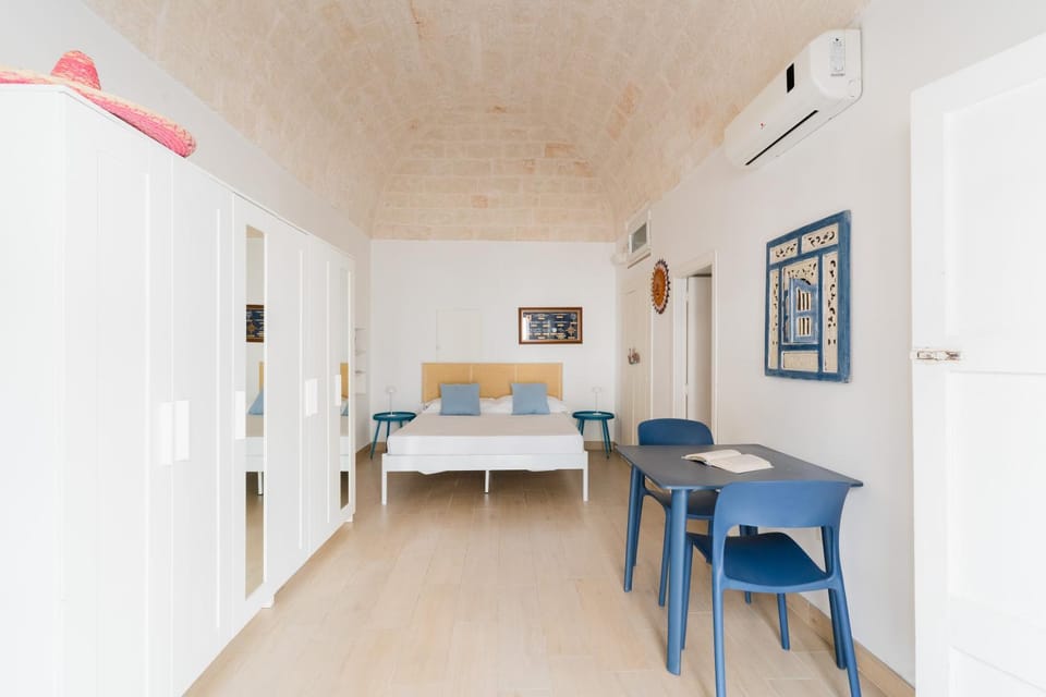 Bed, Bedroom, wardrobe, air conditioner